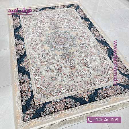 فرش ماشینی 1200 شانه گلبرجسته دلانا نقره ای حاشیه سرمه ای فرش ملل